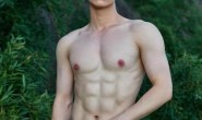 摄影师将肌肉帅哥带入森林中拍摄，没想到照片效果真好！