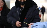 42岁黄晓明穿羽绒服现身机场，一身黑造型，十分帅气潇洒