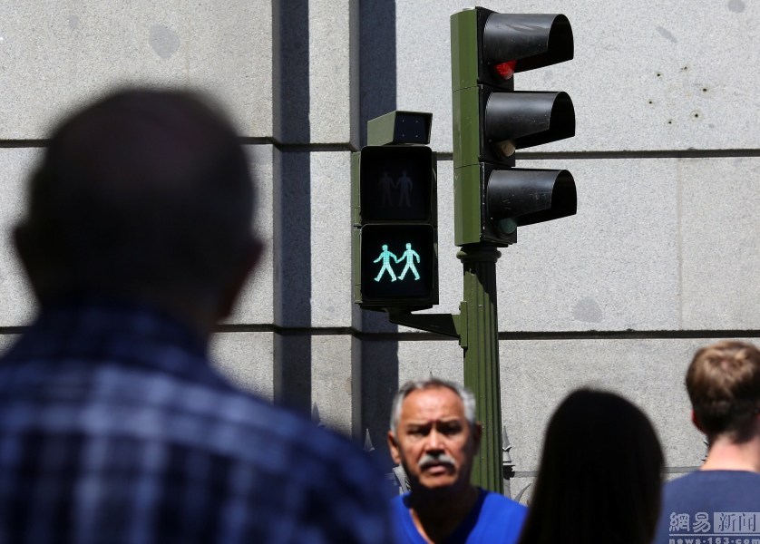 西班牙街头现同性恋红绿灯 同性伴侣可牵手过街