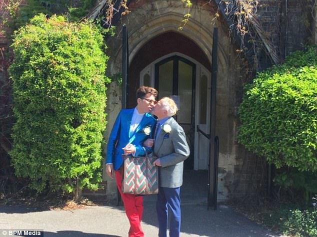 79岁牧师给25岁同性爱人买房后被甩 秒变流浪汉