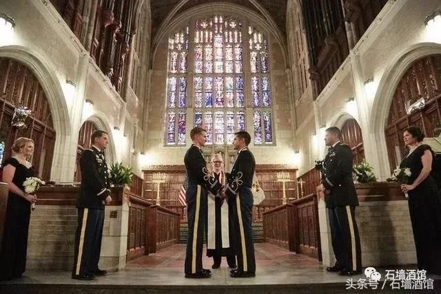 美国西点军校举行同性婚礼
