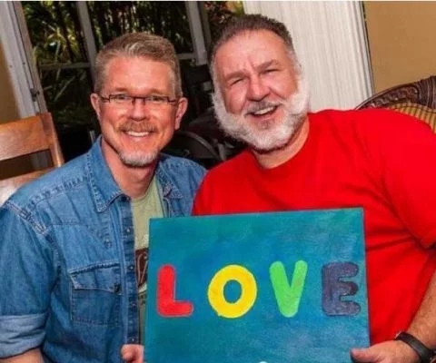 一对同性恋伴侣相爱24年后