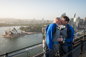 悉尼LGBT大游行40周年之际，悉尼大桥之巅迎来首场同性婚礼