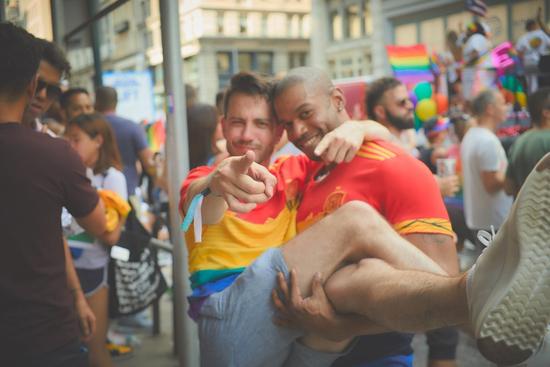 世界杯惊现彩虹色球衣！原因是为支持同性恋群体