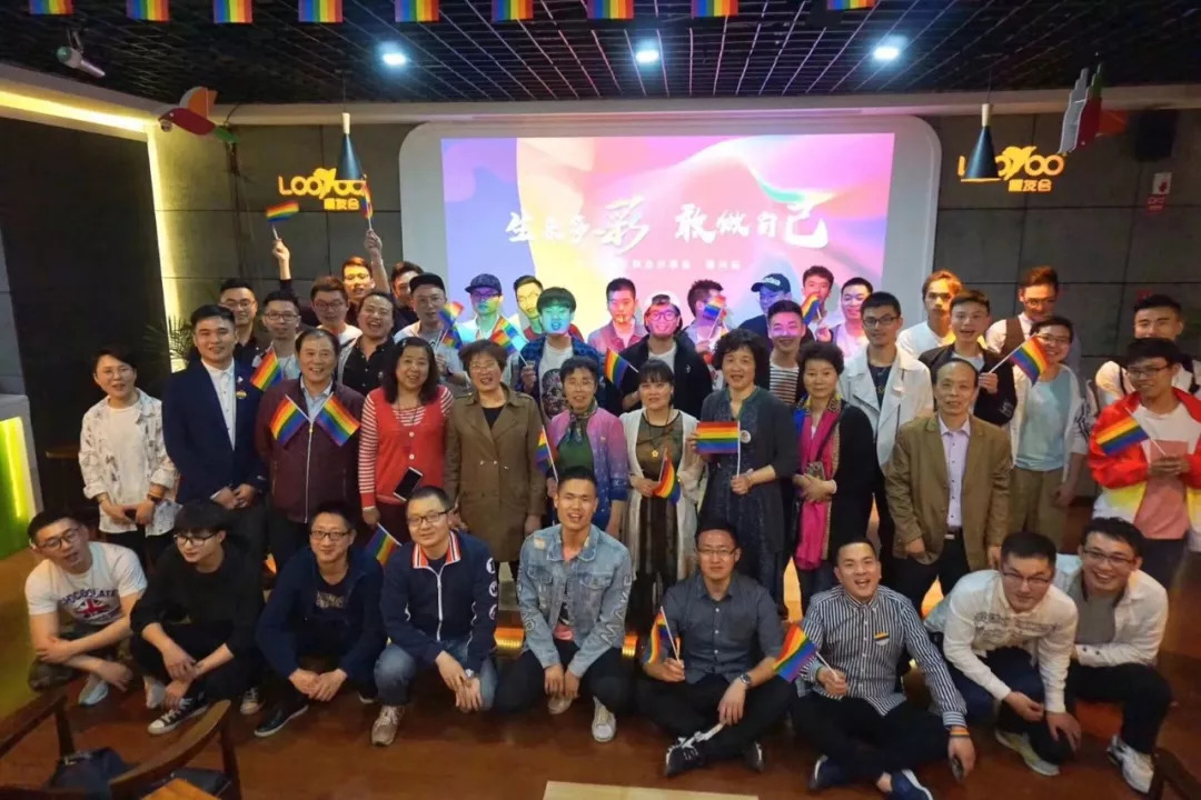 我60岁的爸妈，瞒着我去参加同性恋聚会