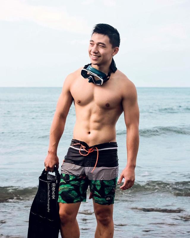 台湾潜水教练六块腹肌太诱人