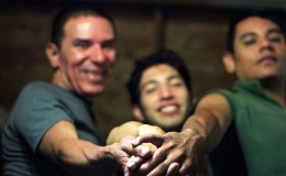 哥伦比亚三位男同性恋，终于得到法律认可，组成“三口之家”！