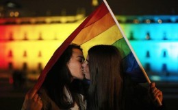 同性恋们穿起彩虹衣，男人扮成女人，庆祝“国际不再恐同日”