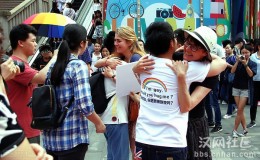 武汉母亲节公益活动：我是同志，你愿意拥抱我吗？