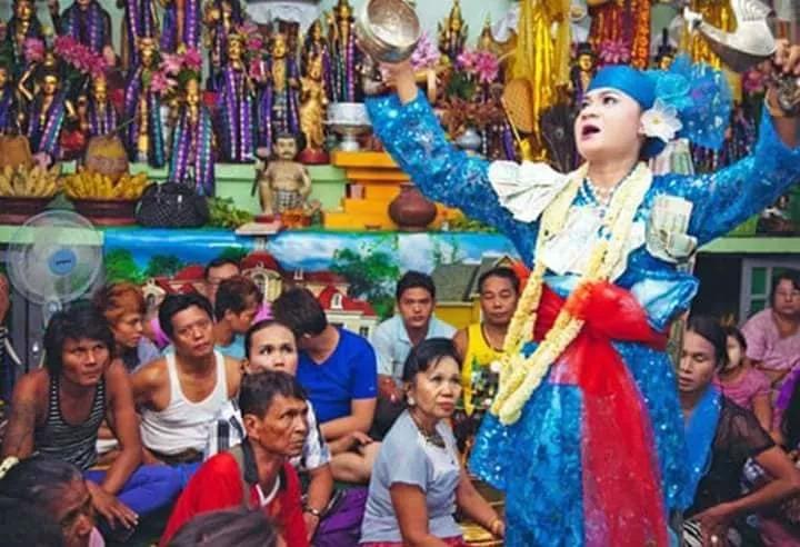 缅甸神节人山人海，节日的关键人物由男同性恋扮演！