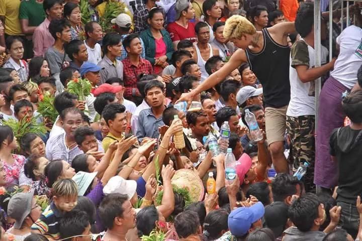 缅甸神节人山人海，节日的关键人物由男同性恋扮演！