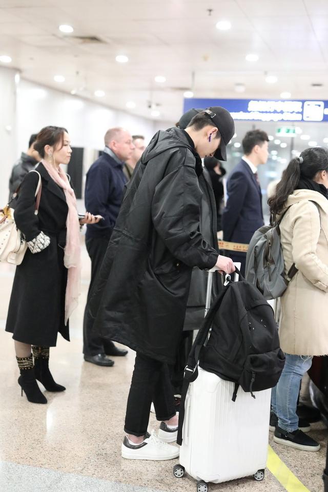 张翰一身黑色搭配走机场，大气沉稳变高冷男神，细长腿女生都羡慕