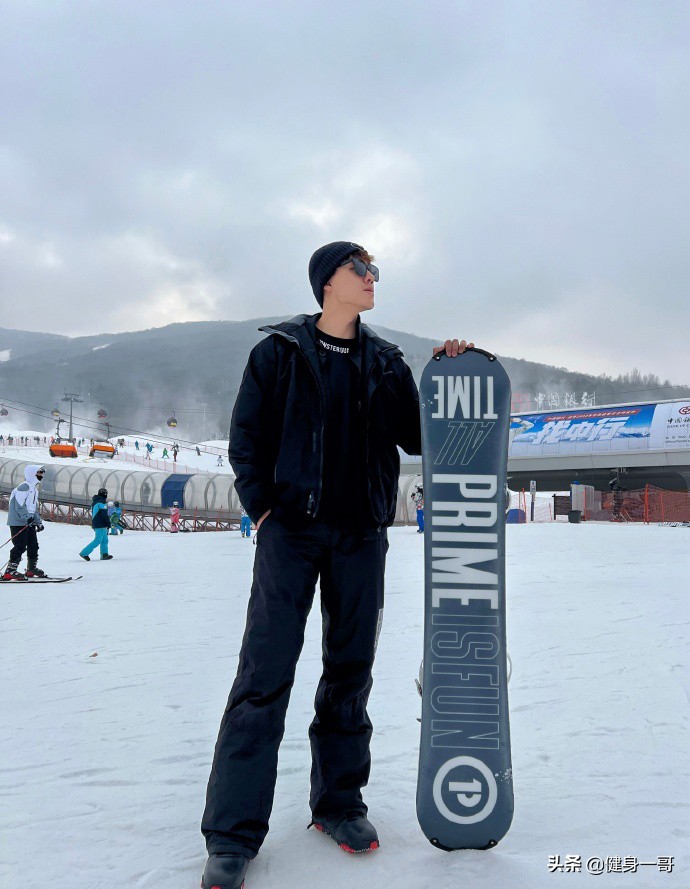 好拼的体育生，为了追求冰雪氛围感，雾凇林里脱掉上衣拍肌肉大片