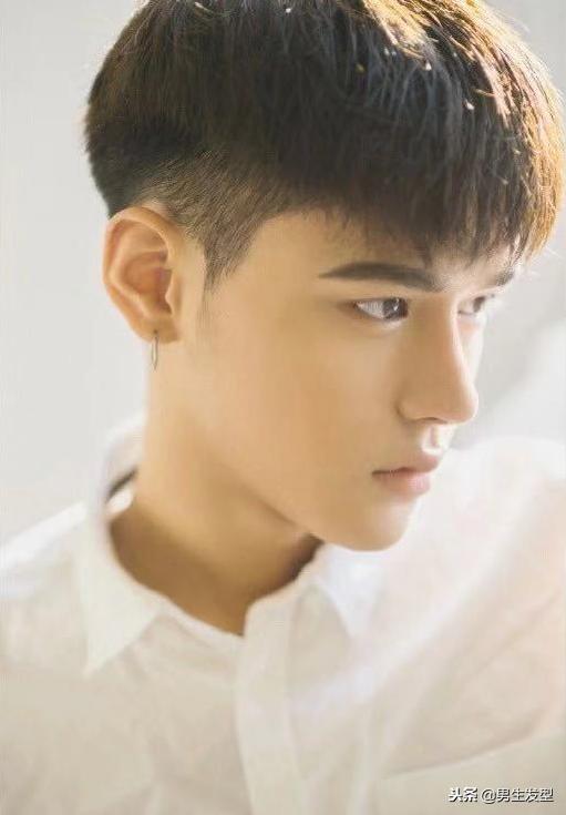 男生“寸头”发型不流行了?19年剪这四款发型提升颜值!