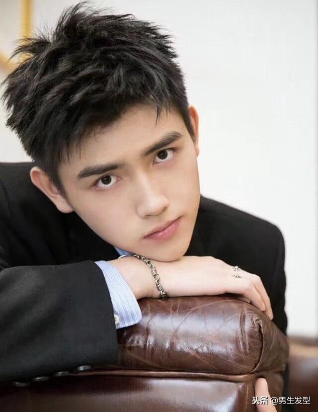 男生“寸头”发型不流行了?19年剪这四款发型提升颜值!