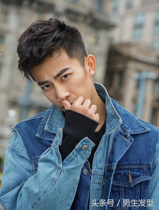 “两边推短,中间不动”,18年男生发型这样剪太帅了!