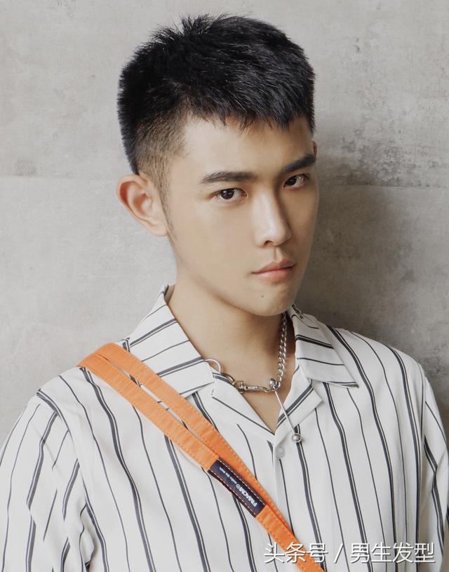 “两边推短,中间不动”,18年男生发型这样剪太帅了!
