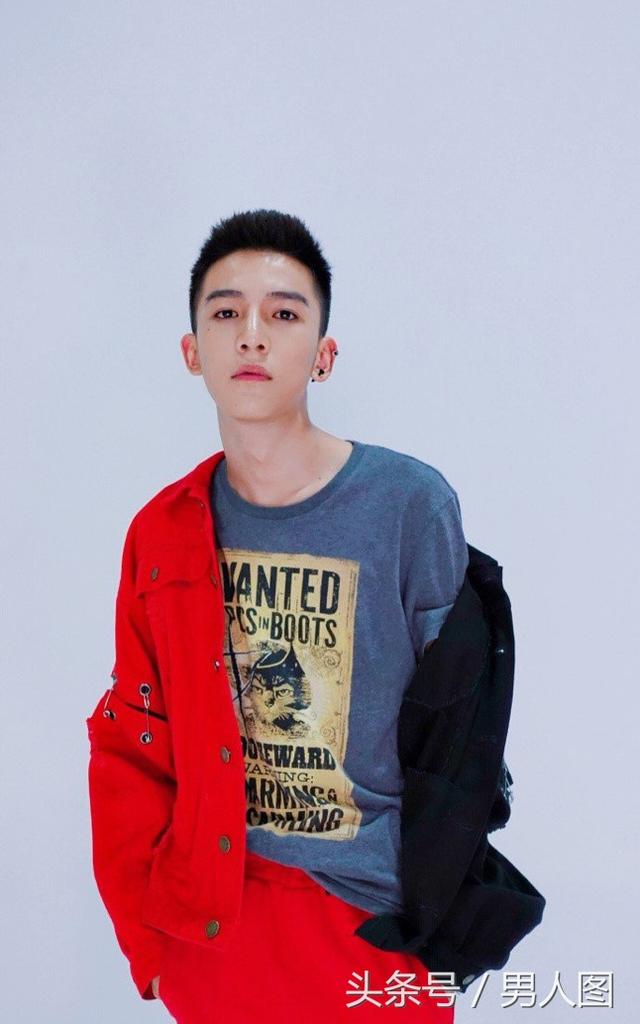 他是鲜嫩小哥哥,嫩的能掐出水来!来一组小哥哥图片