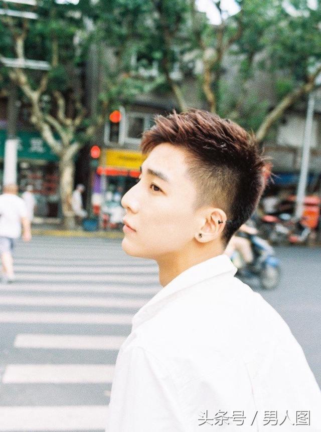 他是鲜嫩小哥哥,嫩的能掐出水来!来一组小哥哥图片