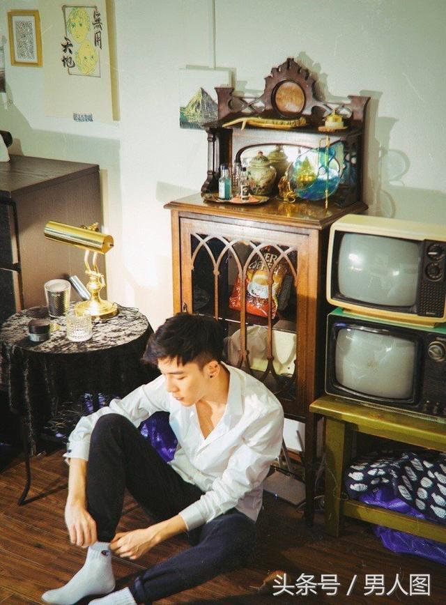 他是鲜嫩小哥哥,嫩的能掐出水来!来一组小哥哥图片