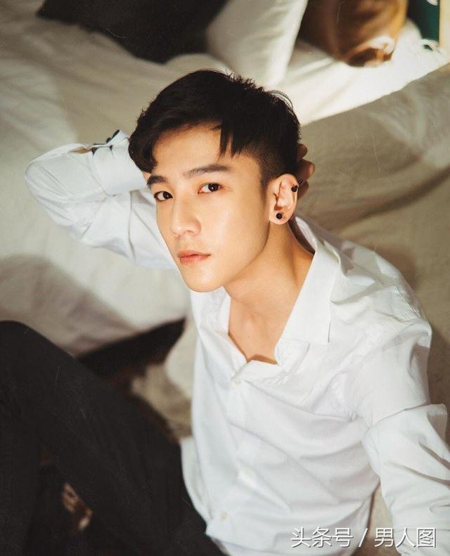 他是鲜嫩小哥哥,嫩的能掐出水来!来一组小哥哥图片