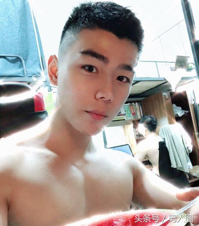 极品小哥哥:受颜攻身身材棒,又是健身达人,赤裸裸的诱惑!