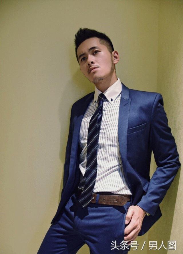 台湾轻熟型男,上演正装诱惑?