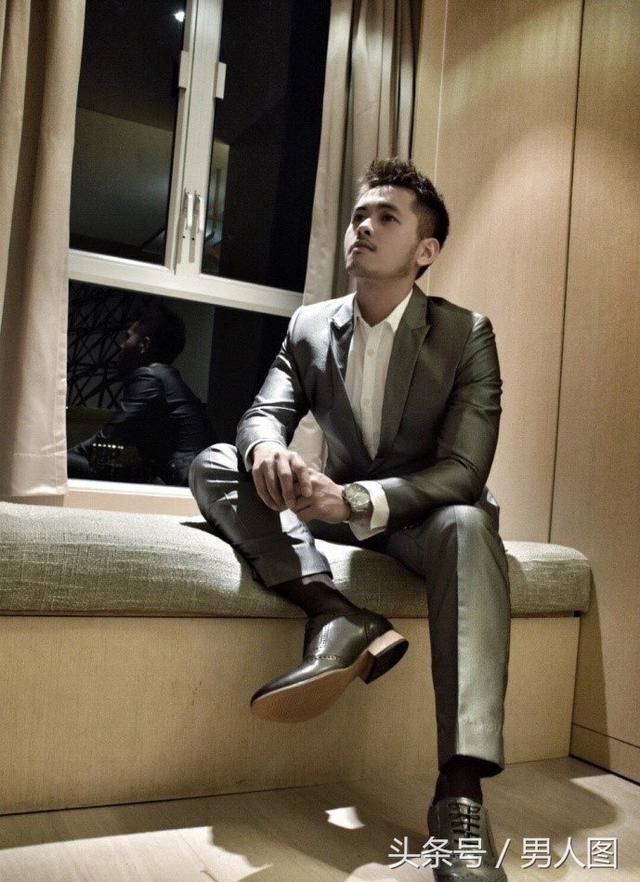 台湾轻熟型男,上演正装诱惑?