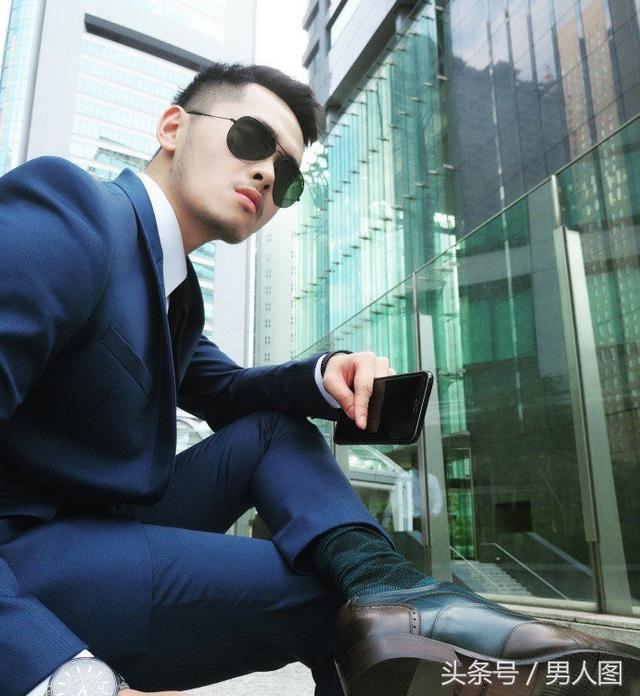 台湾轻熟型男,上演正装诱惑?