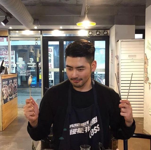 单眼皮小眼睛的男生其实很好看的,就像他一样!