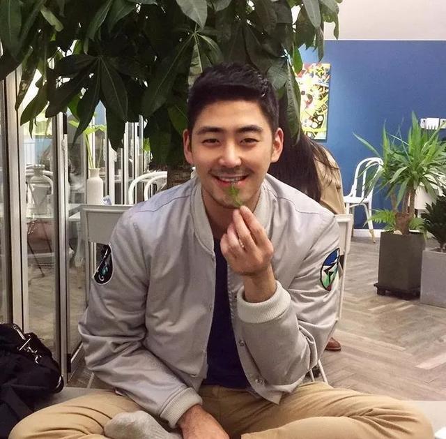 单眼皮小眼睛的男生其实很好看的,就像他一样!