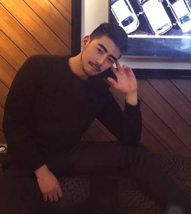 单眼皮小眼睛的男生其实很好看的,就像他一样!