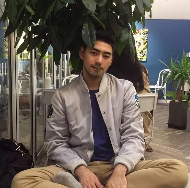 单眼皮小眼睛的男生其实很好看的,就像他一样!