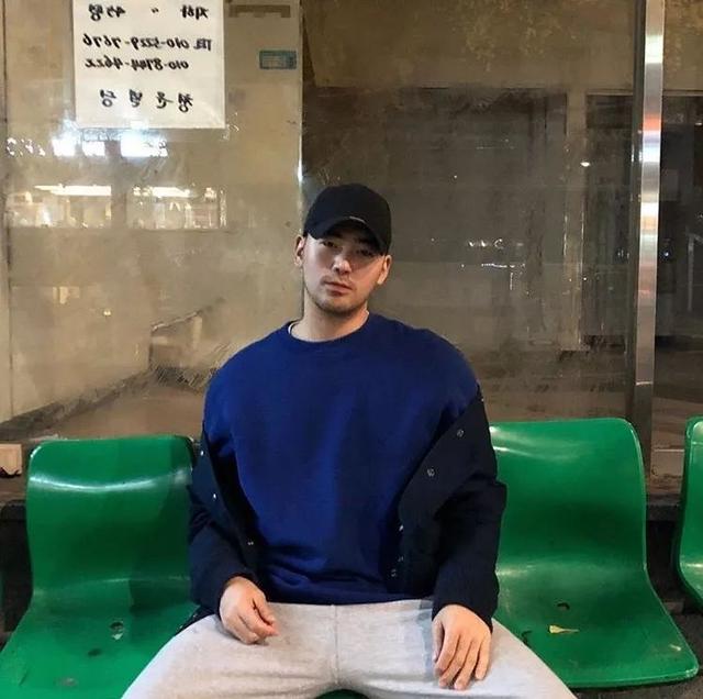 单眼皮小眼睛的男生其实很好看的,就像他一样!