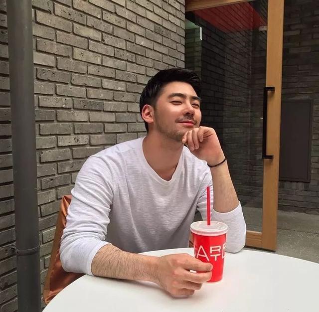 单眼皮小眼睛的男生其实很好看的,就像他一样!