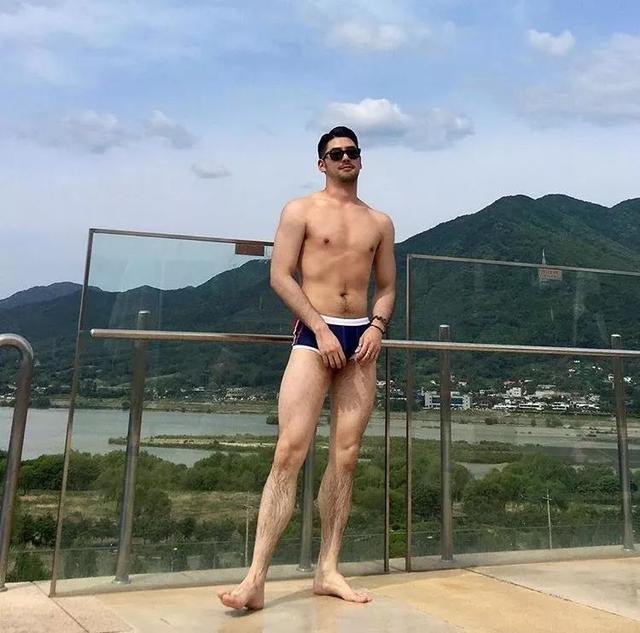 单眼皮小眼睛的男生其实很好看的,就像他一样!