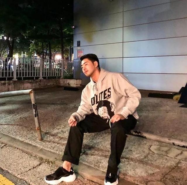 单眼皮小眼睛的男生其实很好看的,就像他一样!