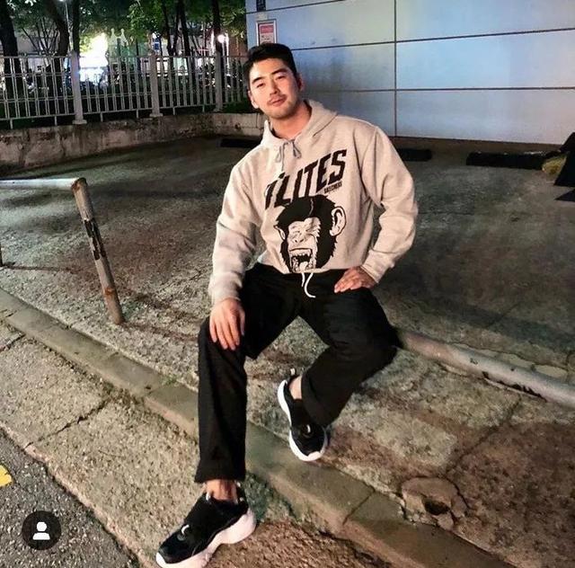 单眼皮小眼睛的男生其实很好看的,就像他一样!