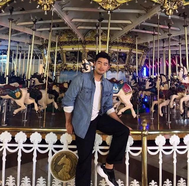 单眼皮小眼睛的男生其实很好看的,就像他一样!