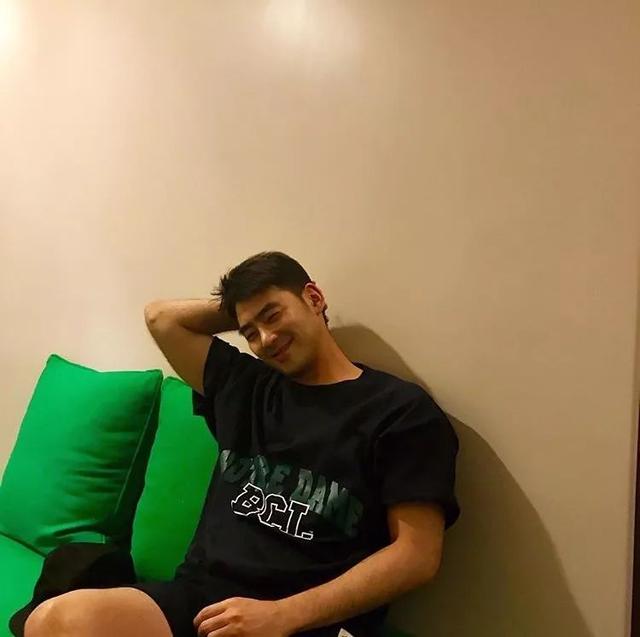 单眼皮小眼睛的男生其实很好看的,就像他一样!