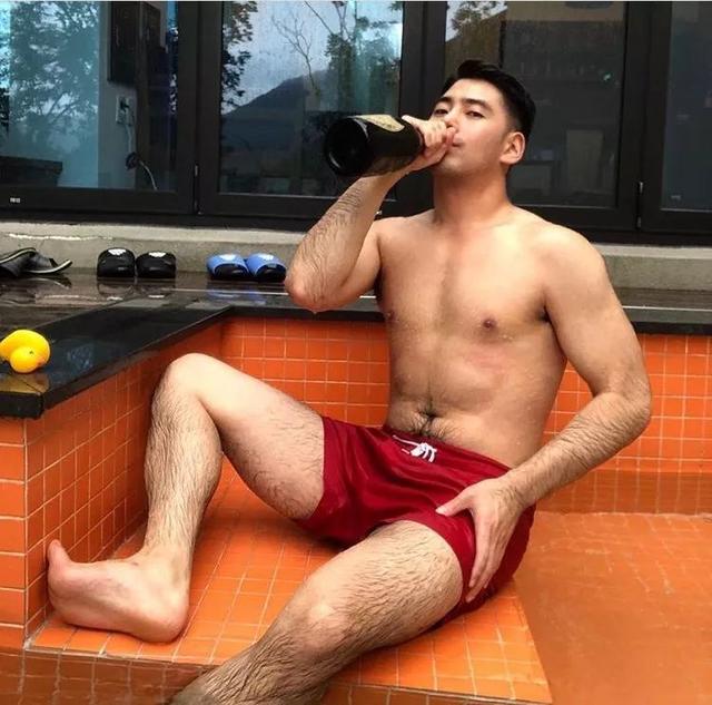 单眼皮小眼睛的男生其实很好看的,就像他一样!