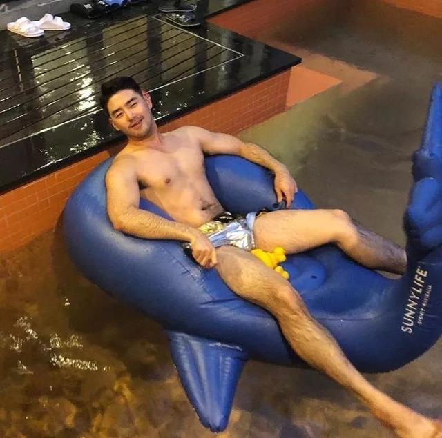 单眼皮小眼睛的男生其实很好看的,就像他一样!