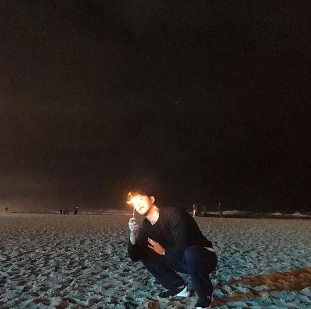 单眼皮小眼睛的男生其实很好看的,就像他一样!