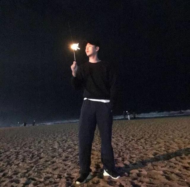 单眼皮小眼睛的男生其实很好看的,就像他一样!