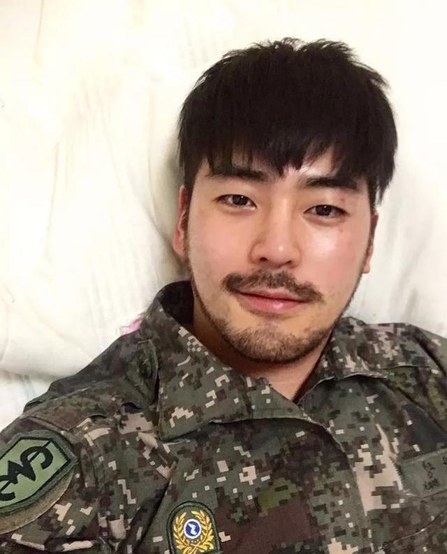 单眼皮小眼睛的男生其实很好看的,就像他一样!