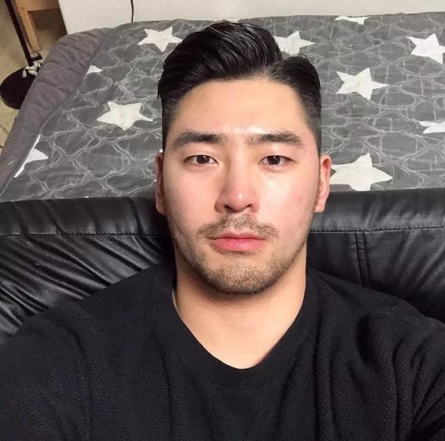 单眼皮小眼睛的男生其实很好看的,就像他一样!