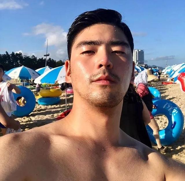 单眼皮小眼睛的男生其实很好看的,就像他一样!