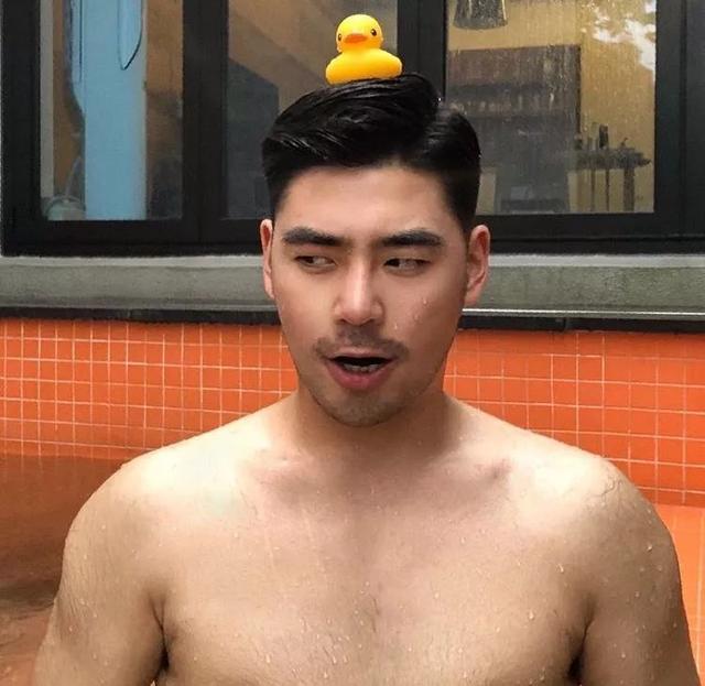 单眼皮小眼睛的男生其实很好看的,就像他一样!