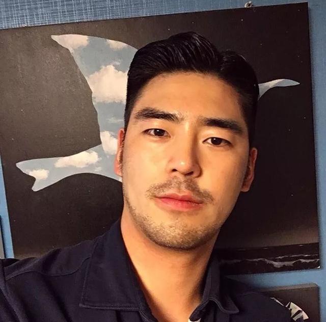 单眼皮小眼睛的男生其实很好看的,就像他一样!