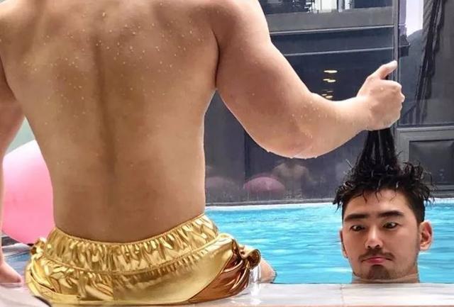 单眼皮小眼睛的男生其实很好看的,就像他一样!